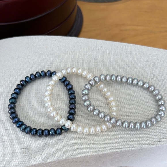 Set of 3 HONORA Freshwater Button Pearl Stretch Bracelets Shades of Gray 6.5mm - Picture 4 of 6